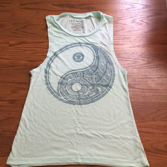 Muscle tank with yin-yang - Picture 1 of 3